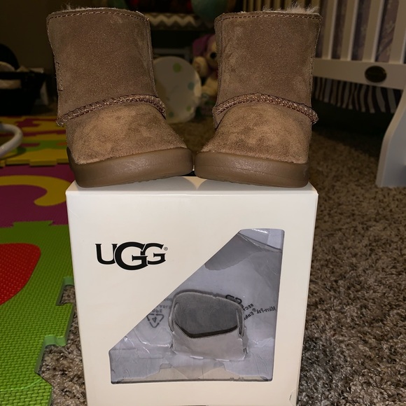 INFANT UGG BOOTS - Picture 2 of 8